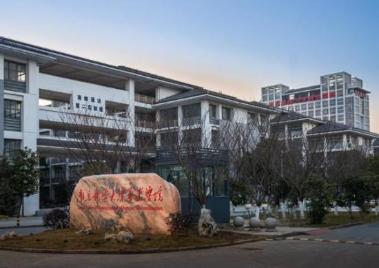 红山学院知乎(红山学院是正规学校吗)